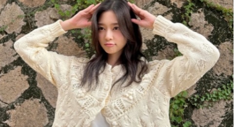 4 Padu Padan Celana Jeans ala Kim Minju, Bikin Penampilanmu Makin Menarik!