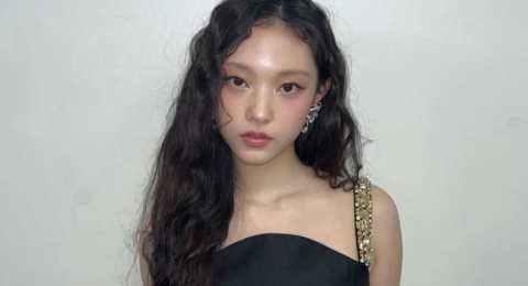 Tampil Anggun dan Manis dengan 4 Look OOTD Mid-formal ala Haerin NewJeans!