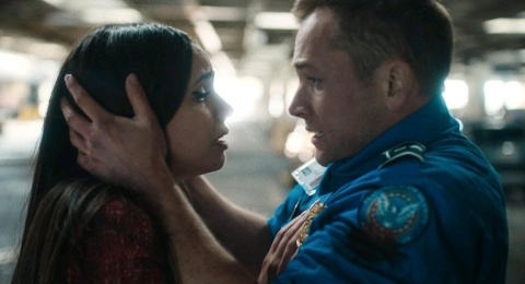 Review Carry-On: Aksi Menegangkan di Malam Natal yang Wajib Kamu Tonton