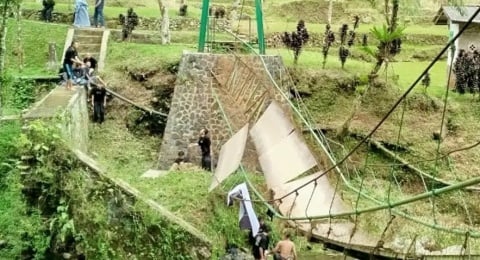 Jembatan Penyeberangan Taman Nasional Gunung Halimun Salak Ambruk, 24 Wisatawan Jatuh ke Sungai