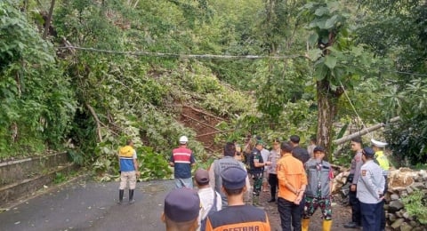 Ruas Jalan Nasional Bagbagan-Kiaradua Sukabumi Kembali Tertimbun Longsor