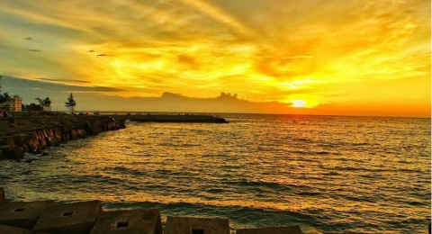 Pantai Tapak Paderi, Menyaksikan Keindahan Sunset di Penghujung Tahun