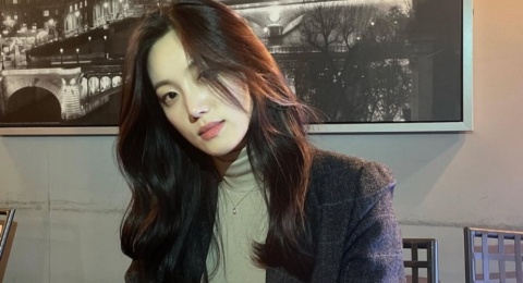 4 Ide Gaya OOTD Ngantor ala Han Jae-yi yang Modis untuk Ditiru!