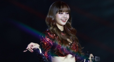 Lisa BLACKPINK Tampil Memukau di Panggung Amazing Thailand Countdown 2025