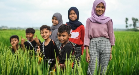 Dampak Media Sosial terhadap Kebiasaan Konsumsi Generasi Muda