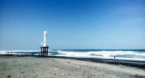 Menyaksikan Pesona Alam Pantai Apra yang Jadi Kebanggaan di Cianjur