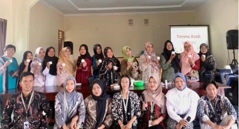 Limbah Minyak Jadi Lilin Aroma Terapi, Inovasi KKN Unila Desa Tunggal Warga