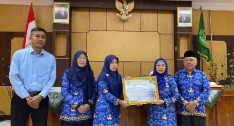 MAN 2 Bantul Terima Wakaf dari Keluarga Almh Hj. Munifah binti Istamar