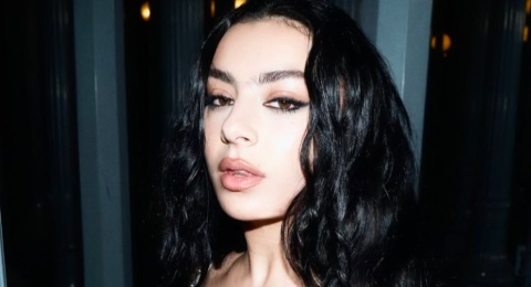 Gencar Berakting, Charli XCX Bakal Produksi dan Bintangi Film The Moment