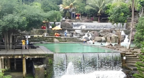 Taman Batu Purwakarta, Tempat Pemandian dengan Air Terjun Buatan