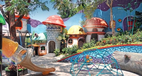 Berwisata di Famoso Garden Bandung yang Punya Arsitektur Bangunan Menarik