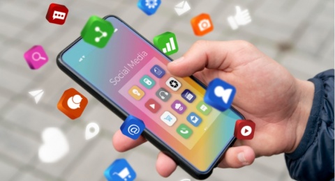 Paradoks Media Sosial: Semakin Terhubung, Semakin Merasa Kurang, Semakin Tertekan