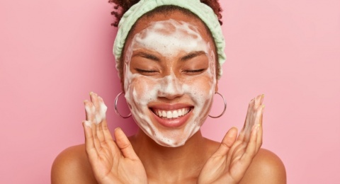 Kulit Tetap Sehat! 5 Pembersih Wajah Low pH yang Aman untuk Skin Barrier