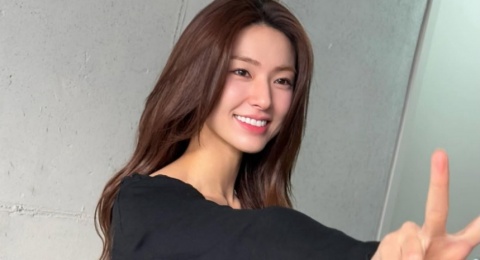 Effortless! 4 Gaya Outfit Ngantor ala Ahn Ha-young yang Bisa Kamu Sontek