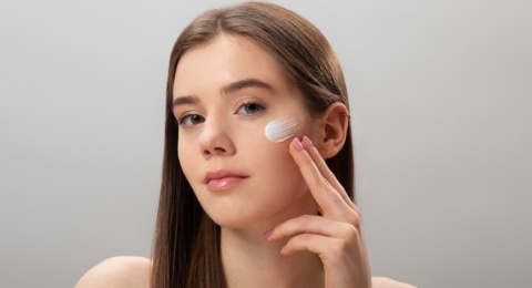 4 Lightweight Sunscreen yang Aman untuk Acne-Prone Skin, Makeup-Friendly!