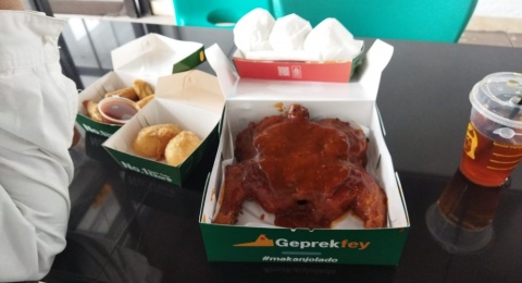 Mengenyangkan! Makan Ayam Utuh dengan Cita Rasa Unik di Geprekfey Jambi