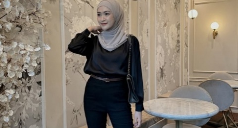 4 Outfit Hitam Putih ala Sari Endah Pratiwi, Simpel Tapi Tetap Kekinian!
