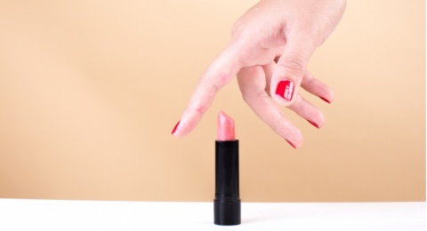 5 Tinted Lip Balm untuk Cover Bibir Hitam, Semua di Bawah Rp100 Ribu!