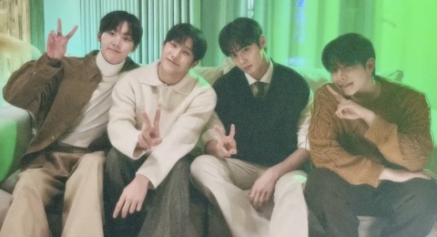 ASTRO Berbagi Momen Mengharukan untuk Penggemar di MV Lagu 'Twilight'