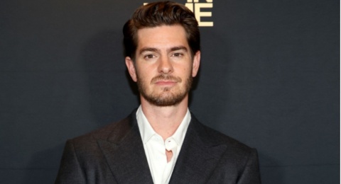 Andrew Garfield Dilaporkan Berpacaran dengan Monica Barbaro