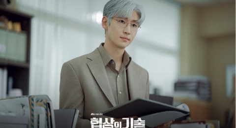 Visual Lee Je Hoon dengan Rambut Putih Mencolok di The Art Of Negotiation