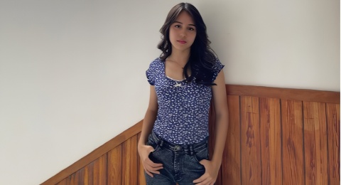 4 Inspirasi OOTD Jeans ala Nicole Rossi, Pemeran Utama Serial Asmara Gen Z