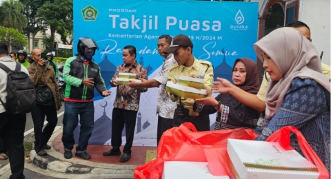 Tradisi Bagi Takjil: Momen Gotong Royong dalam Kebaikan di Bulan Ramadan