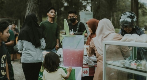 Fenomena War Takjil: Bukti Kebaikan pada Sesama Bisa Datang dari Mana Saja