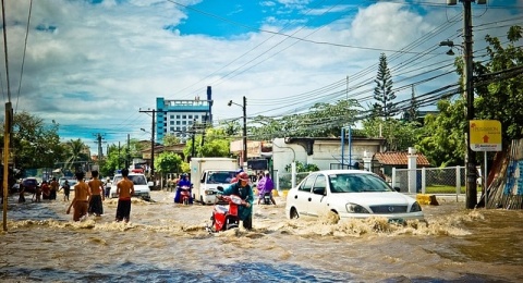 Mobil Terendam Banjir? Cegah Kerusakan dengan 5 Tips ini