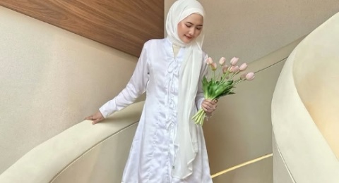 4 Inspirasi OOTD Tunik Modern ala Intan Ghazella untuk Bukber atau Lebaran