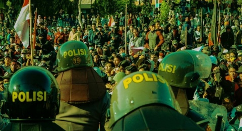Represi Aparat dan Hilangnya Ruang Demokrasi: Akankah Sejarah Berulang?