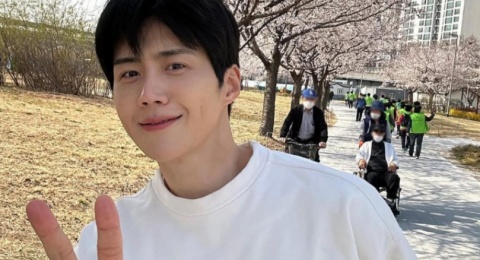 4 Ide Outfit Nyaman ala Kim Seon Ho, Simple dan Effortless Chic!