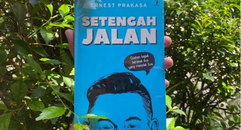 Ulasan Buku Setengah Jalan, Koleksi Esai Komedi untuk Para Calon Komika