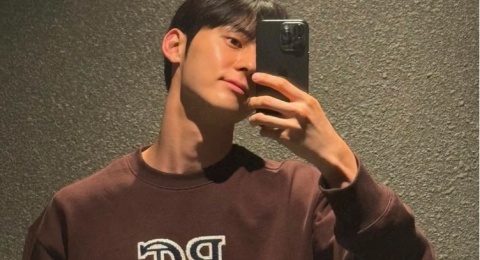 3 Inspirasi Clean Outfit Pria ala Hwang Minhyun, Simpel tapi Stylish!