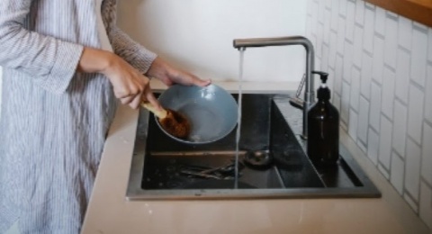 Kerja Tanpa Upah, Risiko Tanpa Perlindungan: Realitas Ibu Rumah Tangga