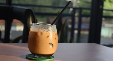Needs You Cafe: Ngopi dengan View Danau Sipin yang Bikin Betah Berlama-lama