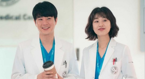 Couple Favorit Hospital Playlist Ini Dikabarkan Tampil di Resident Playbook