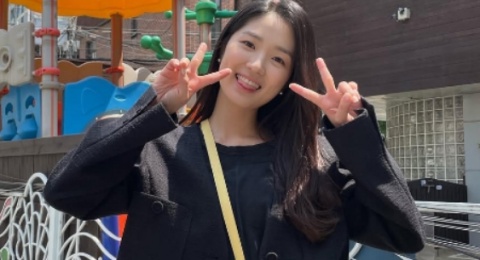 Biar Makin Fresh di Weekend, Sontek 4 Outfit Lucu ala Kim Hye Yoon!