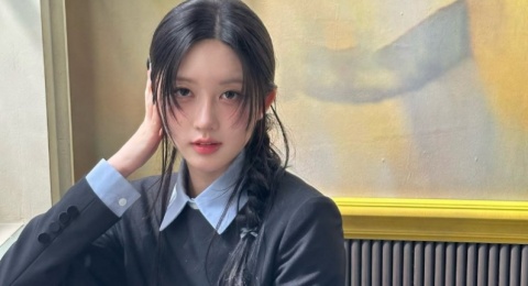 4 Ide Outfit Versatile ala Gaeul IVE, Dari Edgy sampai Preppy Style!