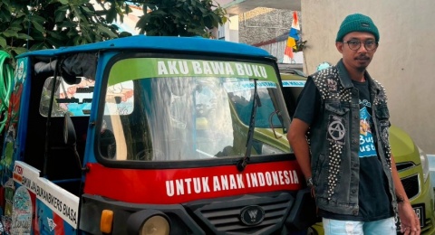 Kisah Mang Adi dari Busa Pustaka: Melawan Ketimpangan Akses Terhadap Buku dan Literasi di Indonesia