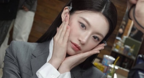 4 Gaya OOTD Andalan Go Youn Jung untuk Tampil Chic dan Effortless!