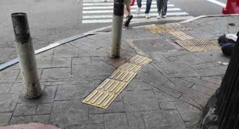 Ironi Guiding Block: Desain yang Salah Bisa Rugikan Disabilitas