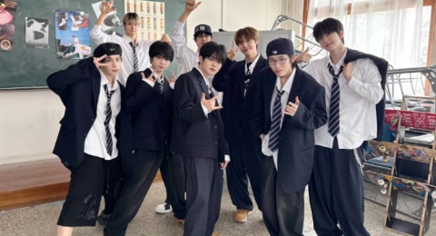 YOUNITE Rock Steady: Nuansa Retro Funky Jamaika dalam Lagu K-Pop Terbaru