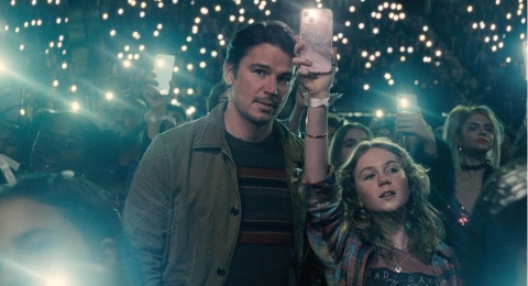 Review Film Trap: Operasi Penangkapan FBI di Balik Panggung Konser