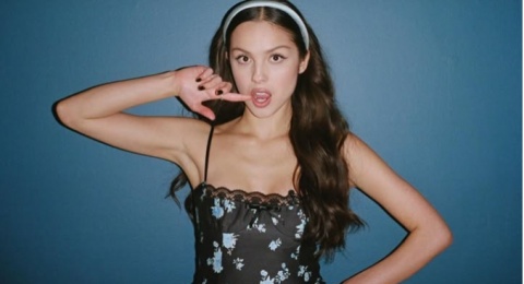 Ulasan Lagu Deja Vu: Olivia Rodrigo Terbakar Api Cemburu Gara-Gara Mantan