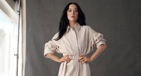 Review Lagu Wide Awake: Ajakan Bertahan Saat Dunia Terasa Sedang Runtuh