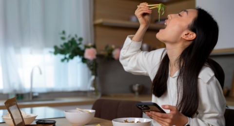 Mindful Eating atau Makan Sambil Scroll? Dilema Makan Sehat dan Screen Time