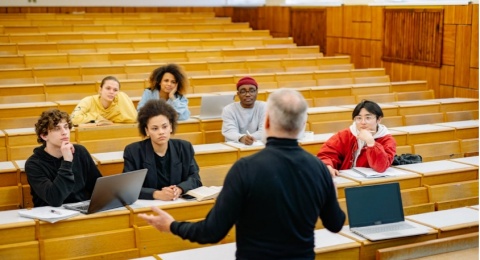 Refleksi Diri Mahasiswa di Balik Kritik, Jangan Terlalu Defensif!