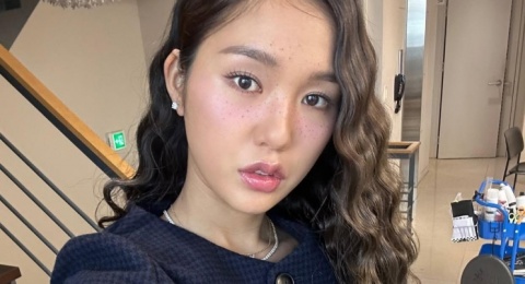 4 Mix and Match Dua Warna ala Mimi OH MY GIRL, Bikin OOTD Makin Stylish!