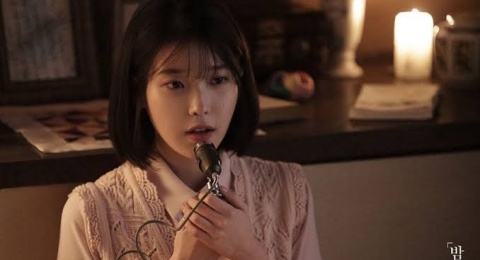Menikmati Sunyinya Malam Bersama IU Lewat Lagu Bertajuk Through the Night